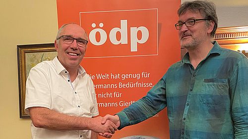 Kreisvorsitzender Heiko Helmbrecht gratuliert Lorenz Heilmeier zur Wahl zum ÖDP Landtags-Direktkandidaten im Stimmkreis Landshut 204